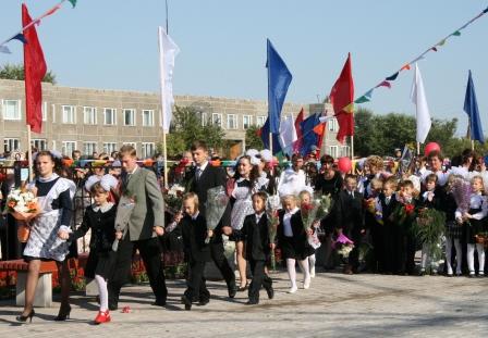 Старшеклассники ведут первоклашек